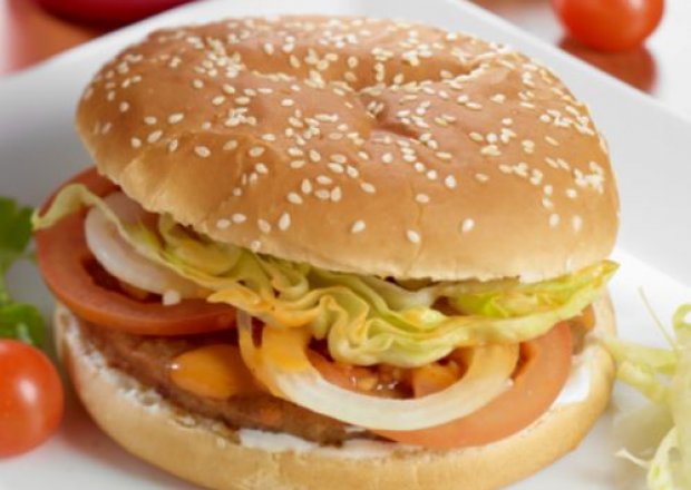 Fotografia przedstawiająca duży hamburger