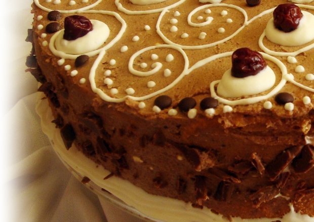 Fotografia przedstawiająca Duży tort czekoladowo-orzechowy
