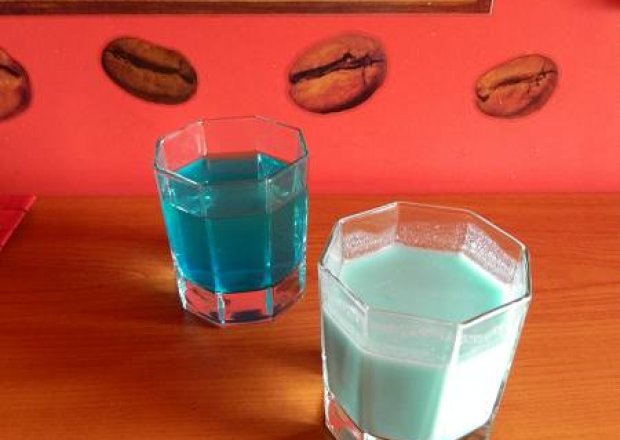 Fotografia przedstawiająca Dwa drinki na bazie Blue Curacao.