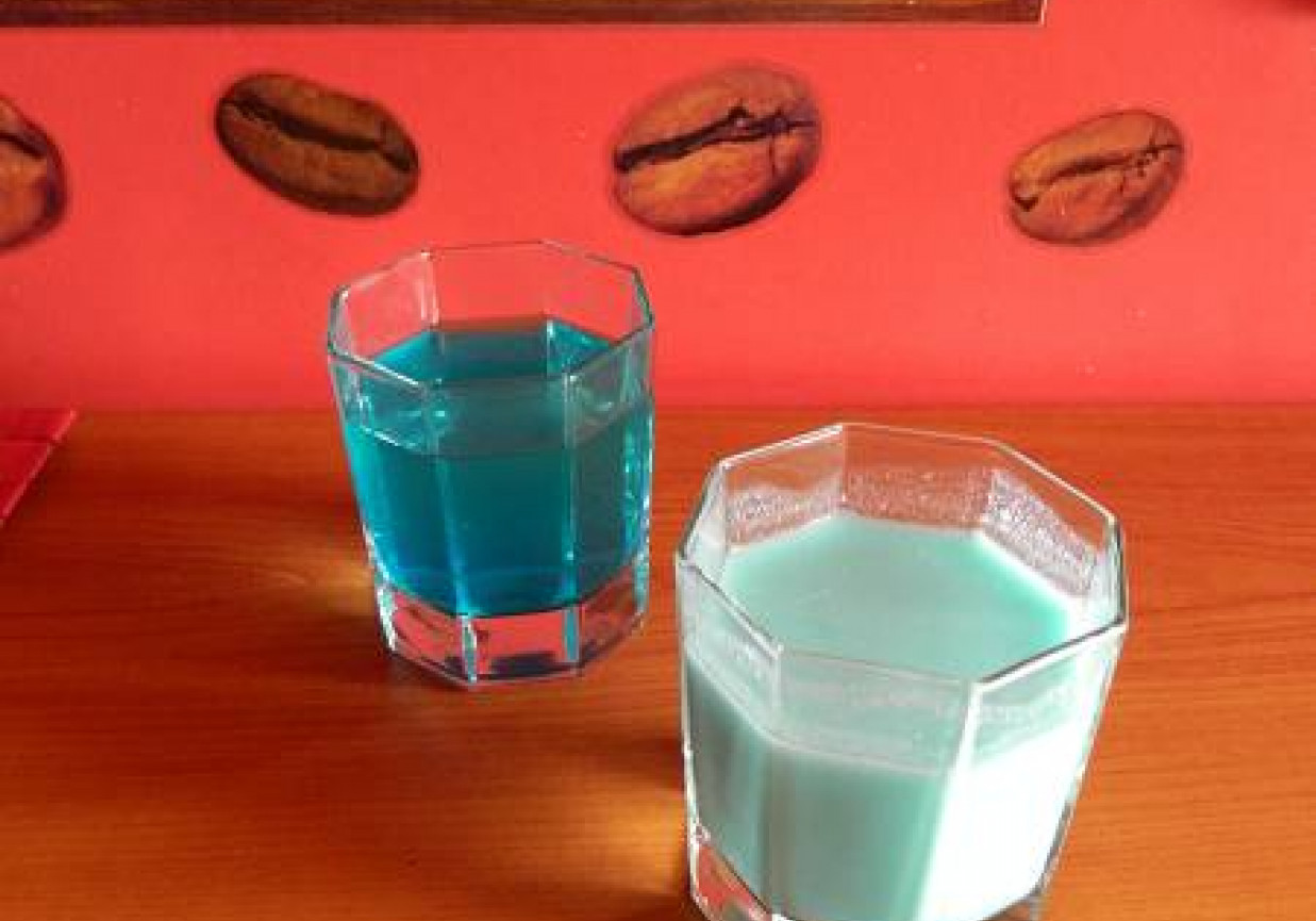 Dwa drinki na bazie Blue Curacao. foto