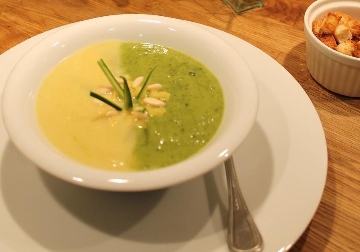 Dwukolorowa zupa krem z cukinii z serem Provolone i orzeszkami pini foto