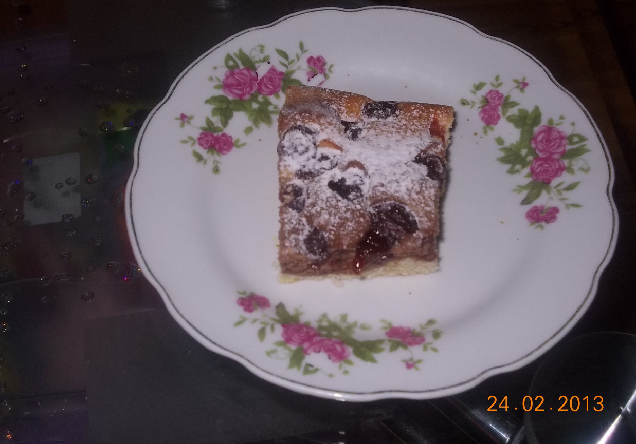 dwukolorowe ciasto biszkoptowe z wiśniami foto