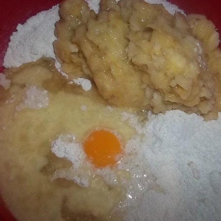 Krok 2 - Dwukolorowe ciasto kokosowo-bananowe foto