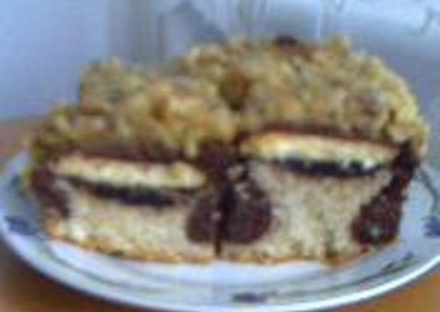 Fotografia przedstawiająca Dwukolorowe ciasto z biszkoptami