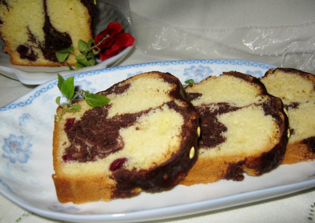 Fotografia przedstawiająca Dwukolorowe ciasto z wiśniami
