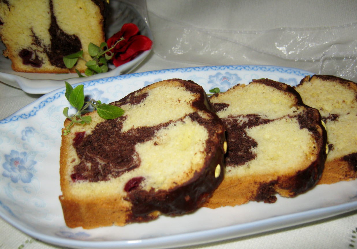 Dwukolorowe ciasto z wiśniami foto