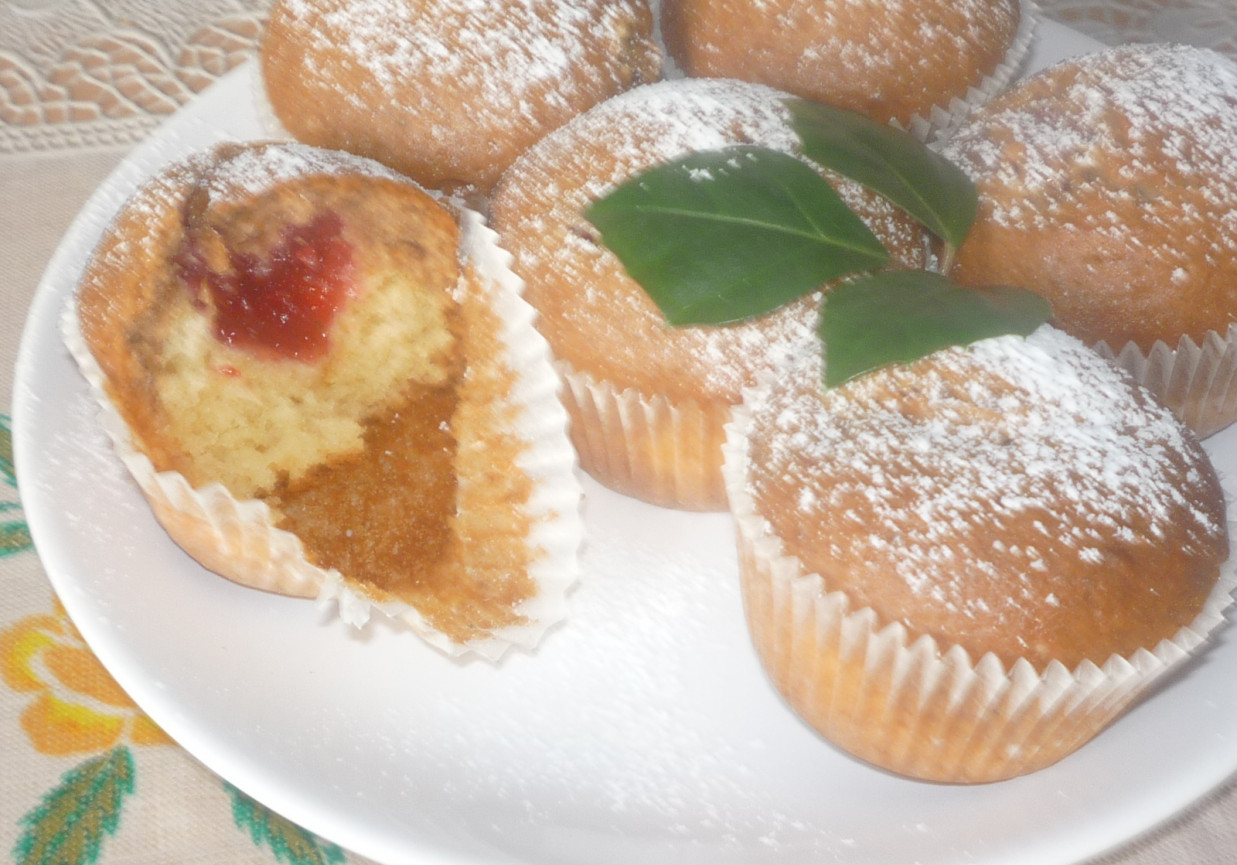 Dwukolorowe muffinki z nadzieniem różanym  foto