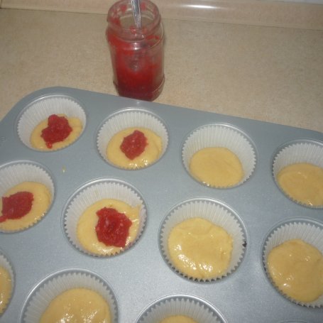 Krok 3 - Dwukolorowe muffinki z nadzieniem różanym  foto