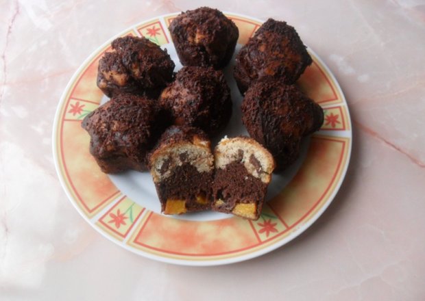 Fotografia przedstawiająca Dwukolorowe muffiny z brzoskwiniami