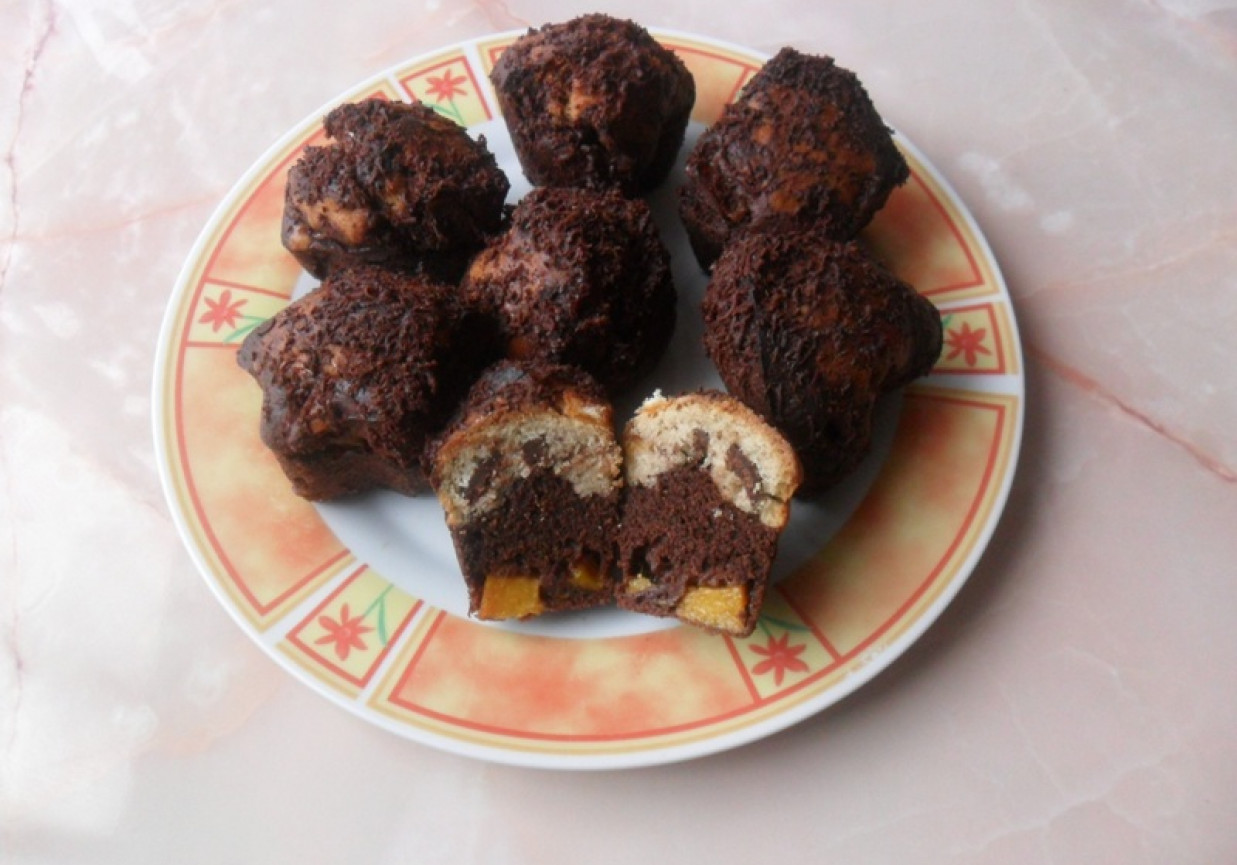 Dwukolorowe muffiny z brzoskwiniami foto
