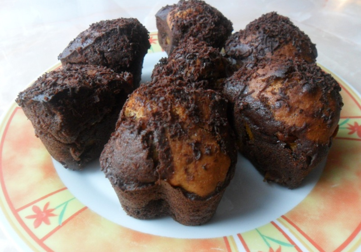Dwukolorowe muffiny z brzoskwiniami foto