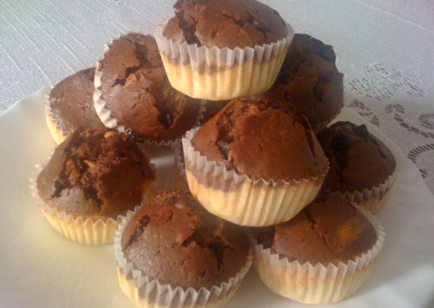 Fotografia przedstawiająca Dwukolorowe muffiny z kawałkami czekolady