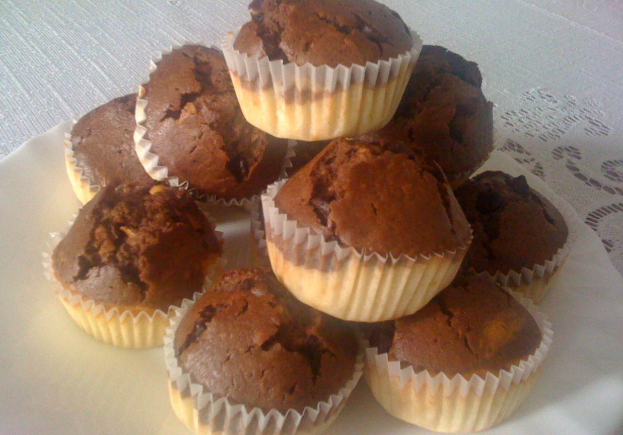 Dwukolorowe muffiny z kawałkami czekolady foto
