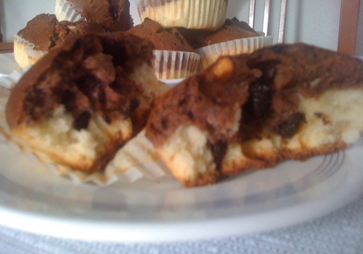 Dwukolorowe muffiny z kawałkami czekolady foto