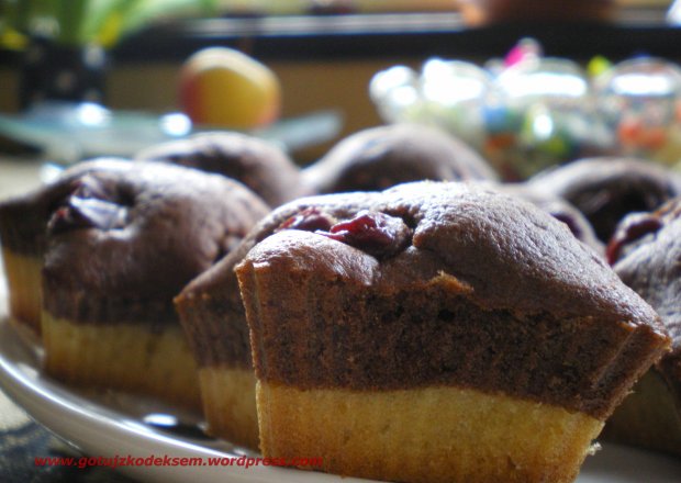 Fotografia przedstawiająca Dwukolorowe muffiny z wiśniami