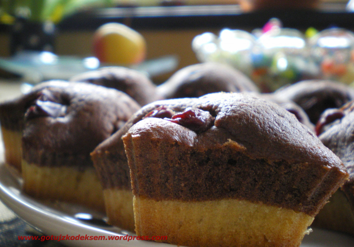 Dwukolorowe muffiny z wiśniami foto