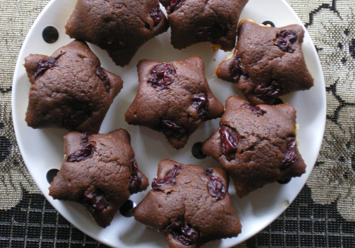 Dwukolorowe muffiny z wiśniami foto