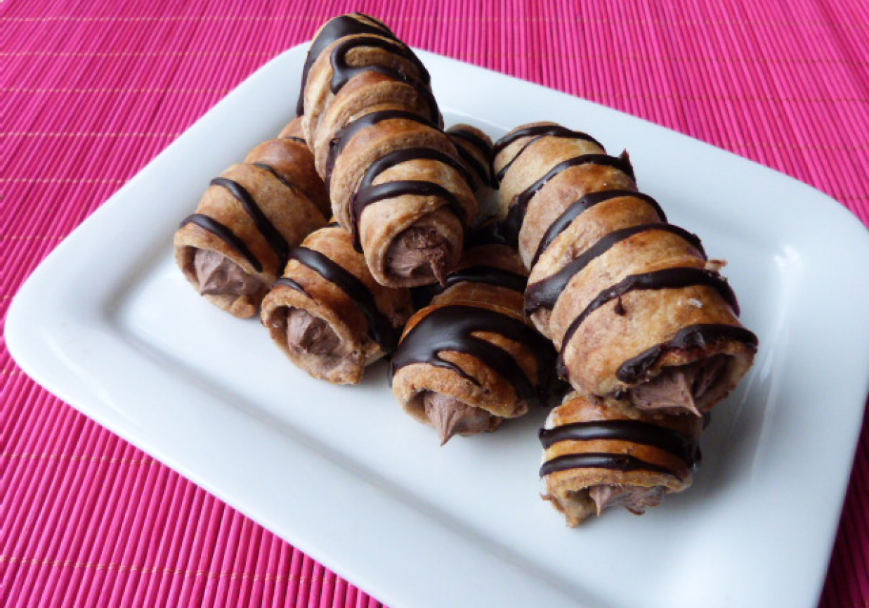 Dwukolorowe rurki z kremem czekoladowym foto