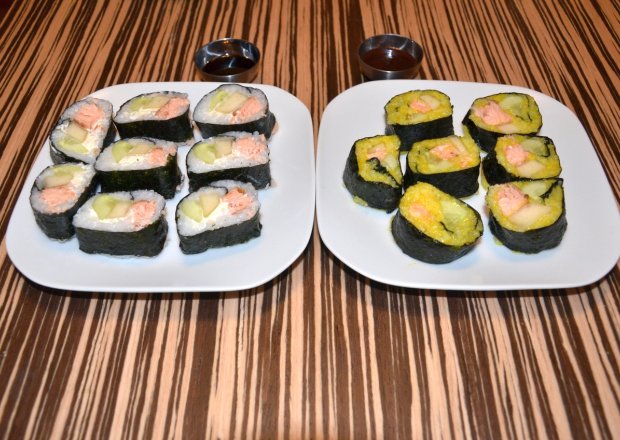 Fotografia przedstawiająca Dwukolorowe sushi z gruszką