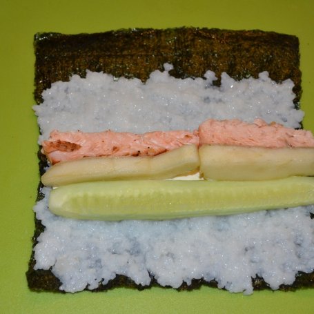 Krok 6 - Dwukolorowe sushi z gruszką foto