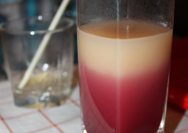 Fotografia przedstawiająca Dwukolorowy drink