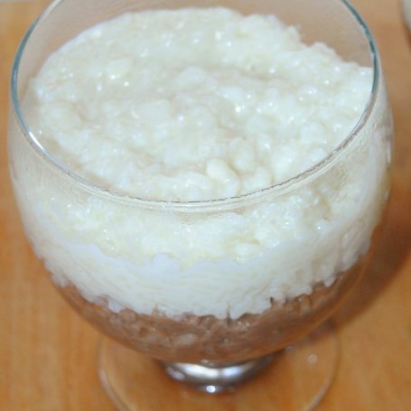 Krok 4 - Dwukolorowy pudding ryżowy z truskawkami foto