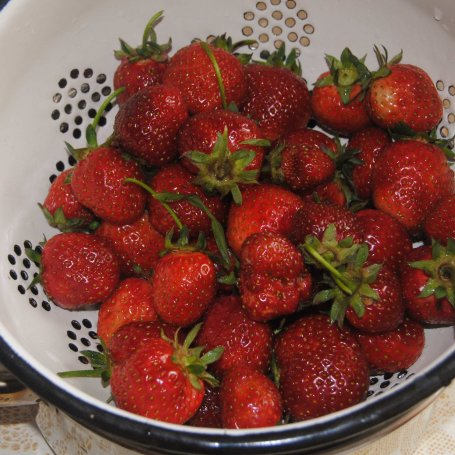 Krok 5 - Dwukolorowy pudding ryżowy z truskawkami foto