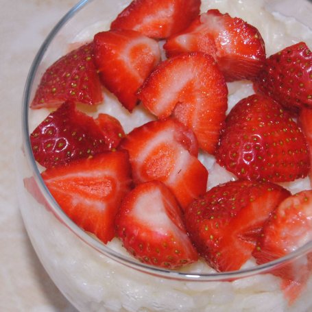 Krok 7 - Dwukolorowy pudding ryżowy z truskawkami foto