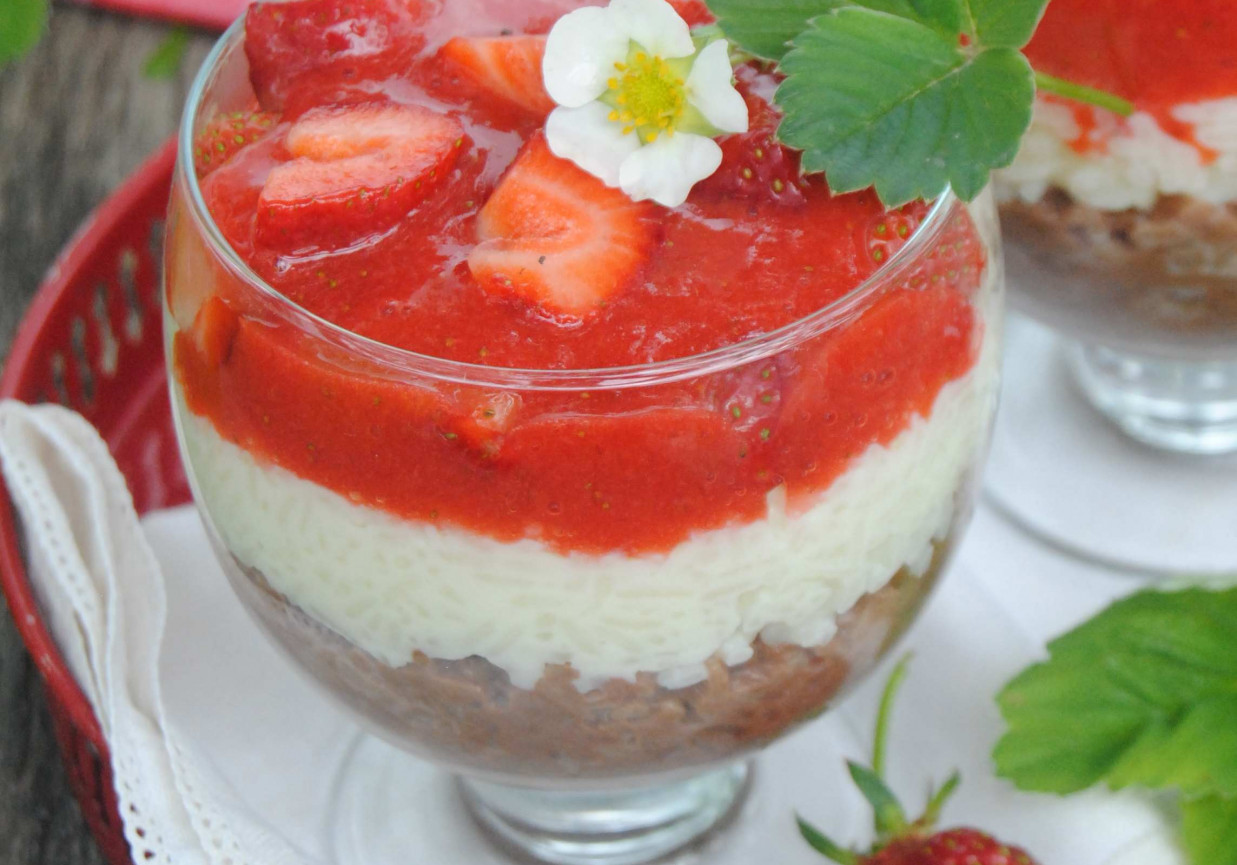 Dwukolorowy pudding ryżowy z truskawkami foto