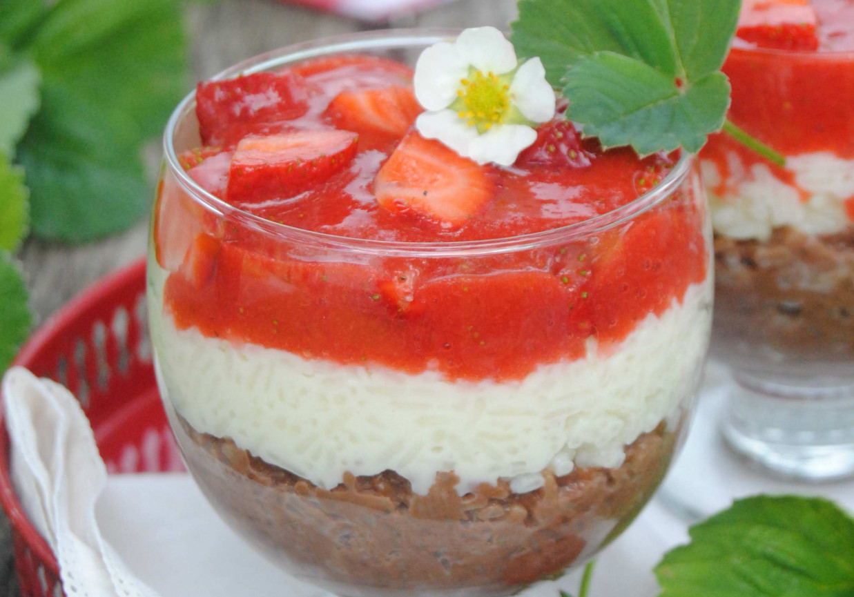 Dwukolorowy pudding ryżowy z truskawkami foto
