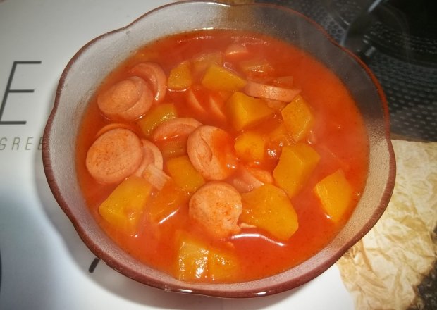 Fotografia przedstawiająca Dynia z parówkami w sosie pomidorowym
