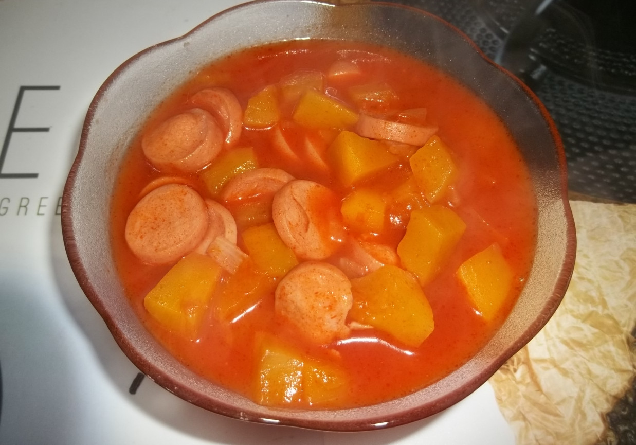 Dynia z parówkami w sosie pomidorowym foto
