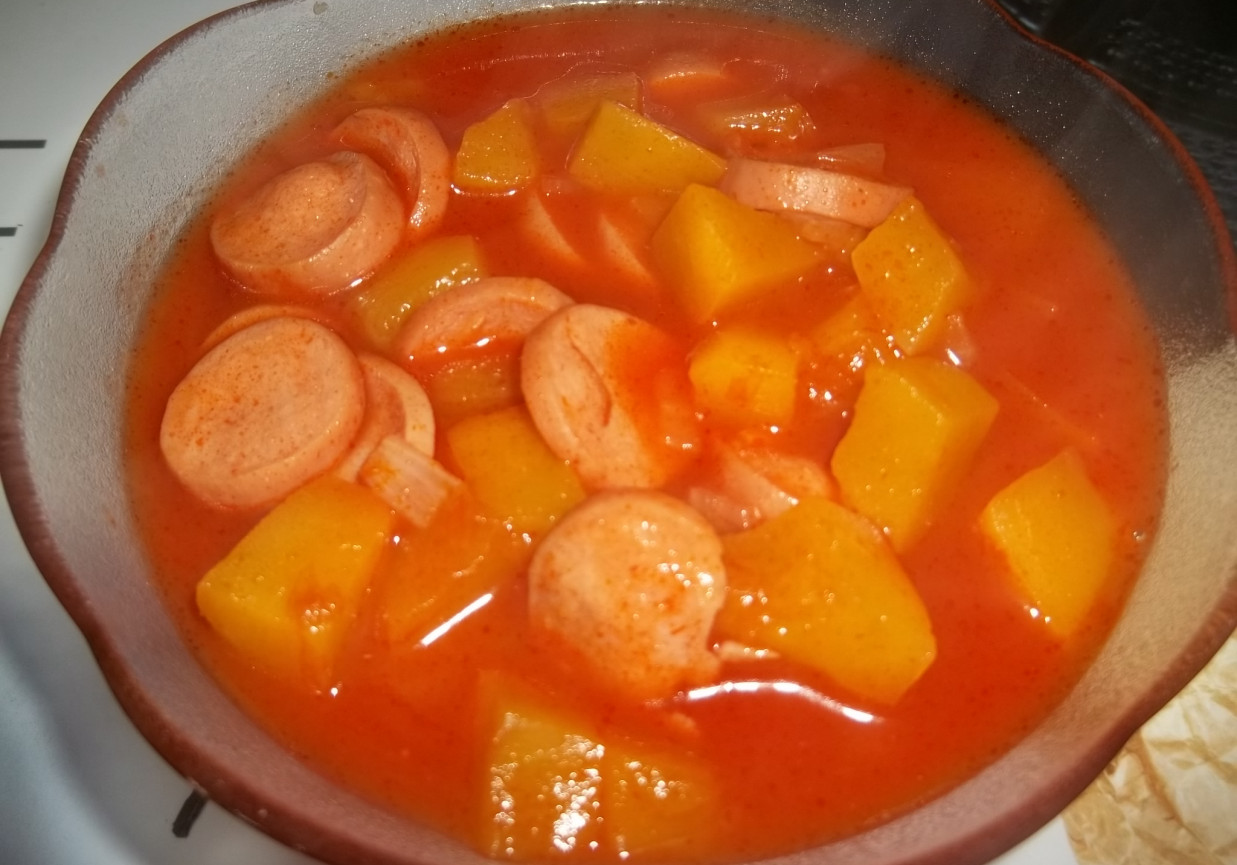 Dynia z parówkami w sosie pomidorowym foto