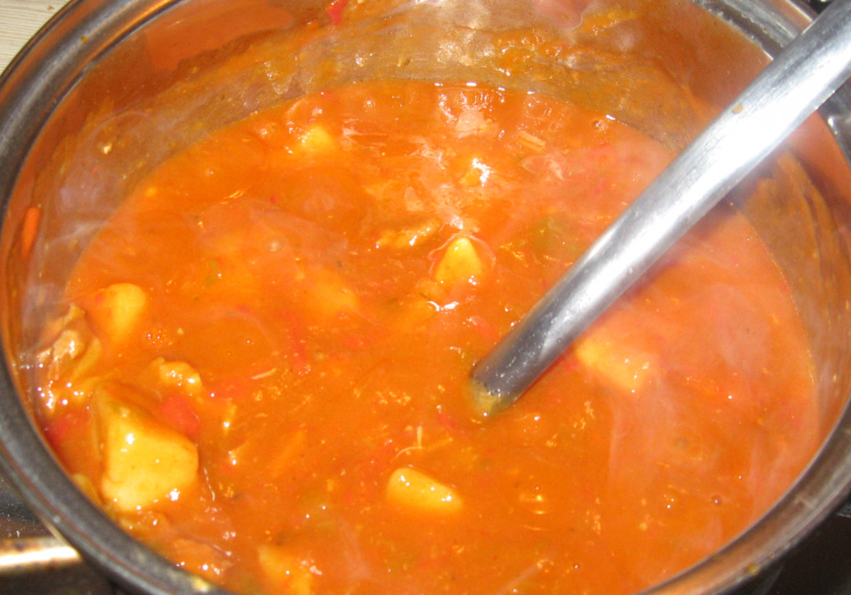Dynia z wieprzowiną w sosie pomidorowym foto