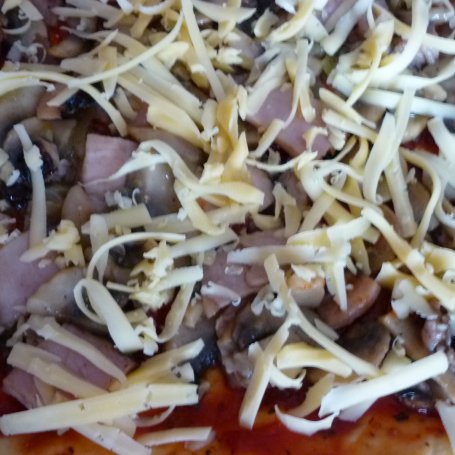 Krok 7 - Dyniowa pizza z pieczarkami i wędliną foto