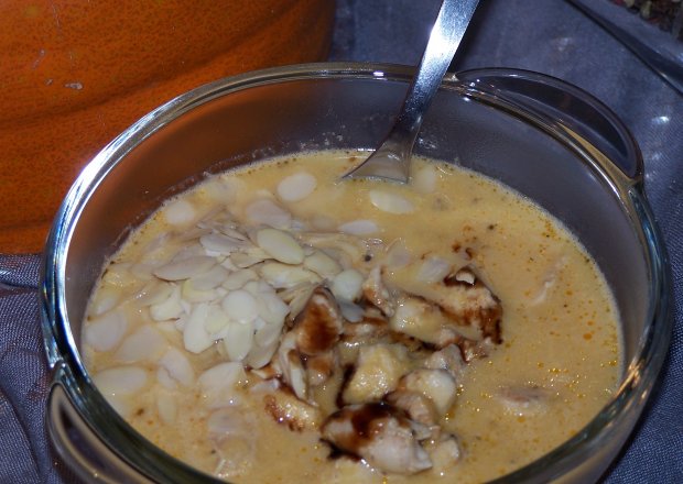 Fotografia przedstawiająca Dyniowa zupa z kurczakiem.