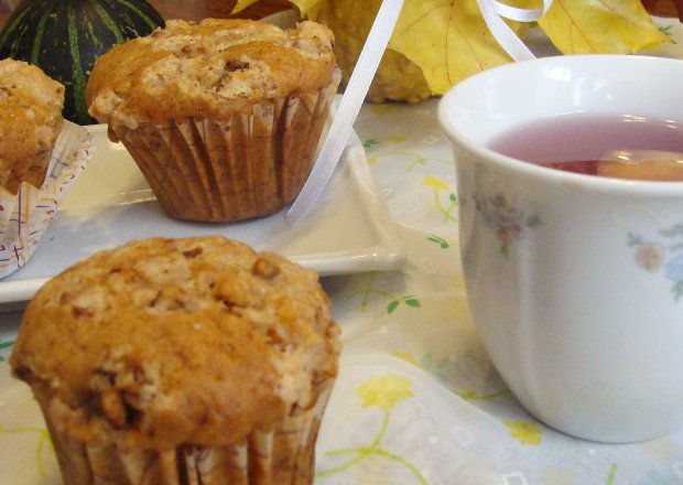 Fotografia przedstawiająca Dyniowe muffiny z orzechami