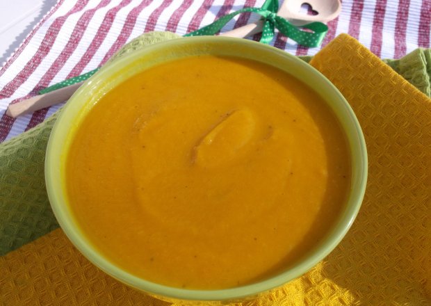 Fotografia przedstawiająca Dyniowo-marchewkowa zupa krem.