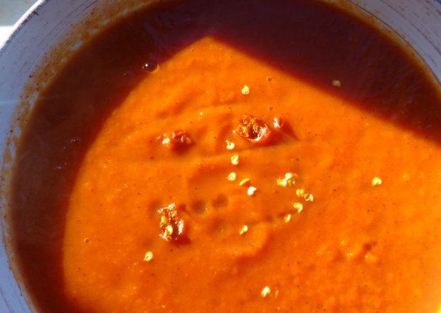 Fotografia przedstawiająca dyniowo pomidorowy krem z syropem klonu