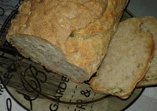 Fotografia przedstawiająca Dyniowo - słonecznikowo - sezamowy chlebek na mące pełnoziarnistej i maślance.