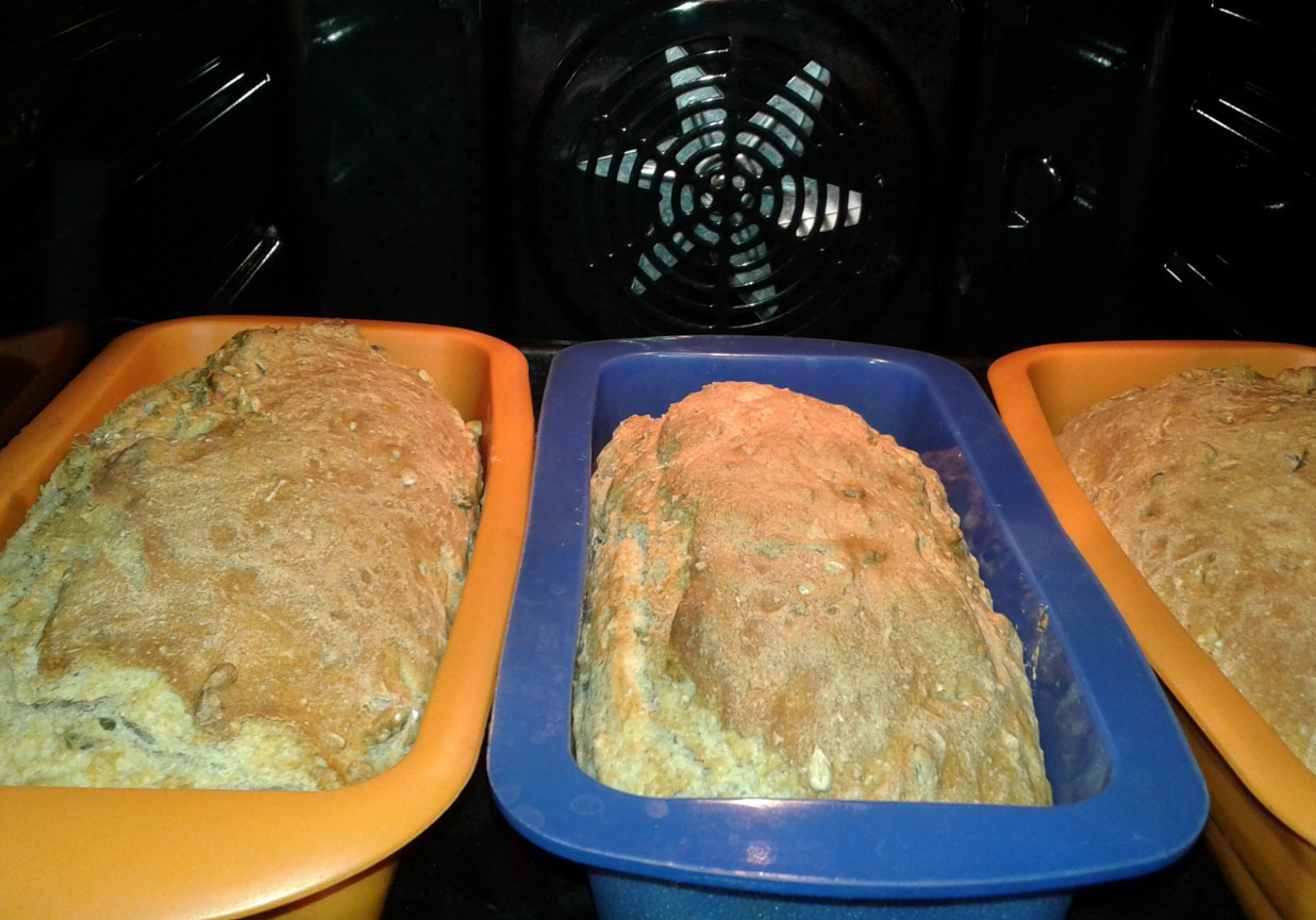 Dyniowo - słonecznikowo - sezamowy chlebek na mące pełnoziarnistej i maślance. foto