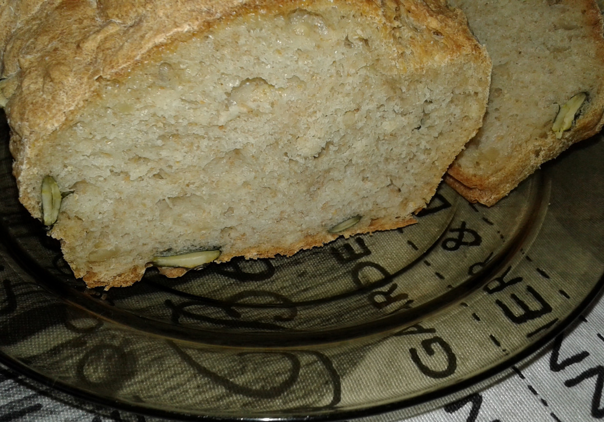Dyniowo - słonecznikowo - sezamowy chlebek na mące pełnoziarnistej i maślance. foto