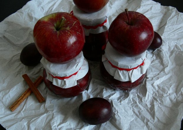 Fotografia przedstawiająca Dżem jabłkowo-śliwkowy z cynamonem