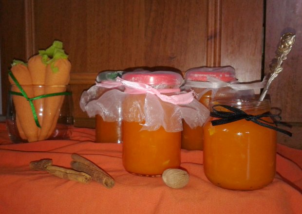 Fotografia przedstawiająca dżem marchewkowy, korzenny