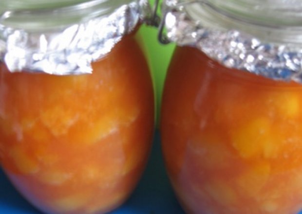 Fotografia przedstawiająca Dżem podwójnie brzoskwiniowy z sokiem marchwiowym