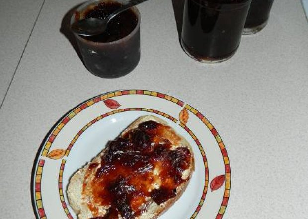 Fotografia przedstawiająca Dżem rabarbarowy z cukrem waniliowym i cynamonem.