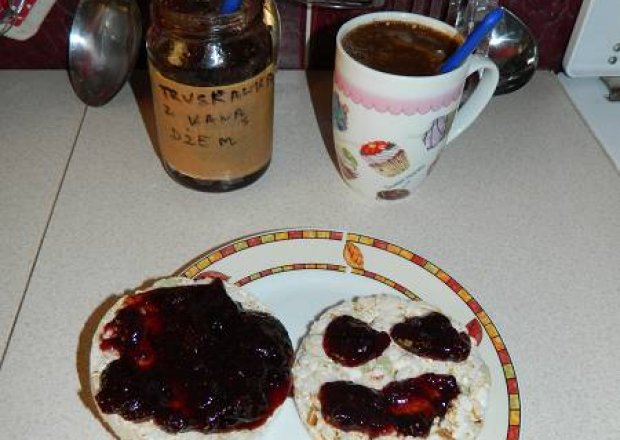 Fotografia przedstawiająca Dżem truskawkowy z dodatkiem kawy.