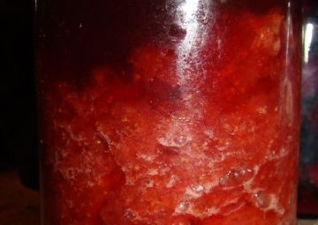 Fotografia przedstawiająca dżem truskawkowy