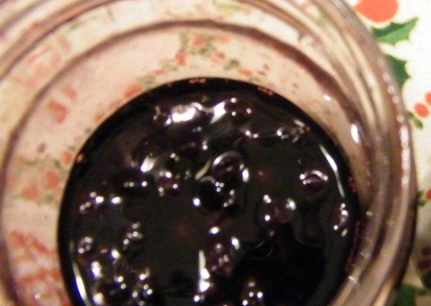 Fotografia przedstawiająca dżem z czarnej porzeczki