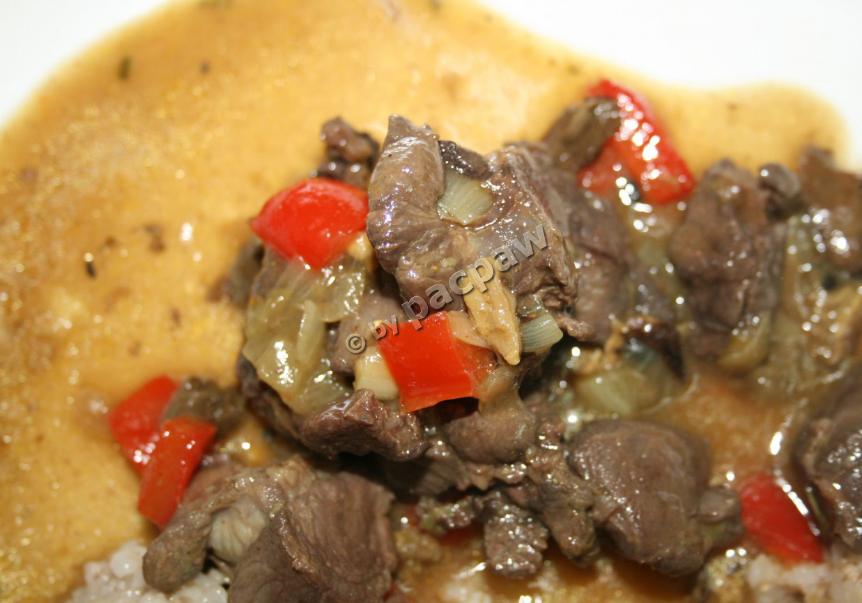 Dziczyzna w sosie z suszonych kani z kaszą jęczmienną foto